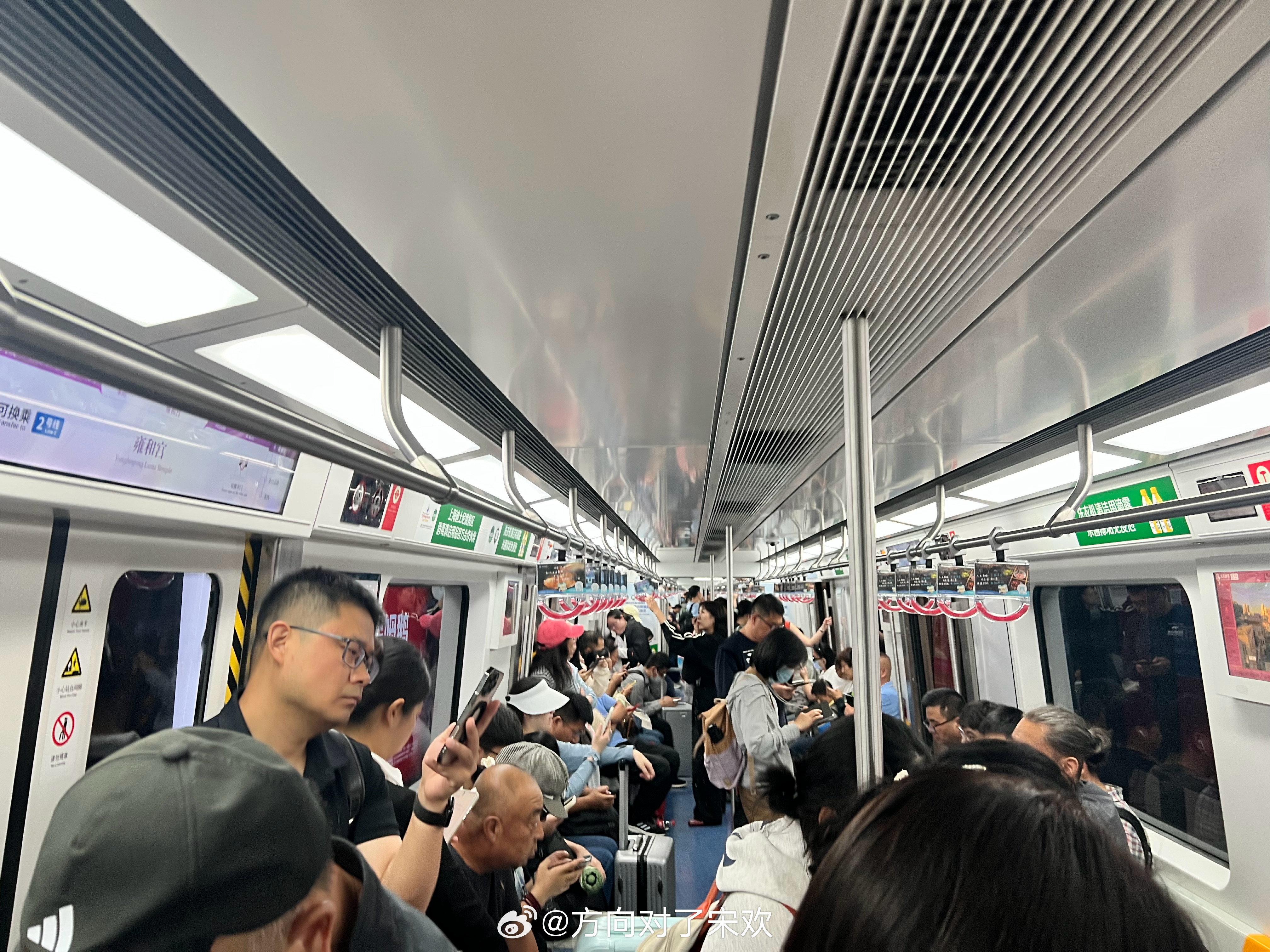 今天在地铁见，着一个女士带着几岁大的小朋友，没有座位，我主动把我的座位让给了她。