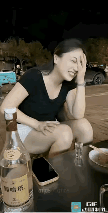 《潜水艇》

文/识途的黑马

这种喝酒的方式你喝过吗？这喝法我们东北人叫潜水艇