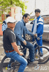 学生进店买书，车子没上锁，大爷直接骑上去就要偷走。学生回来正好撞见，上前要车，可