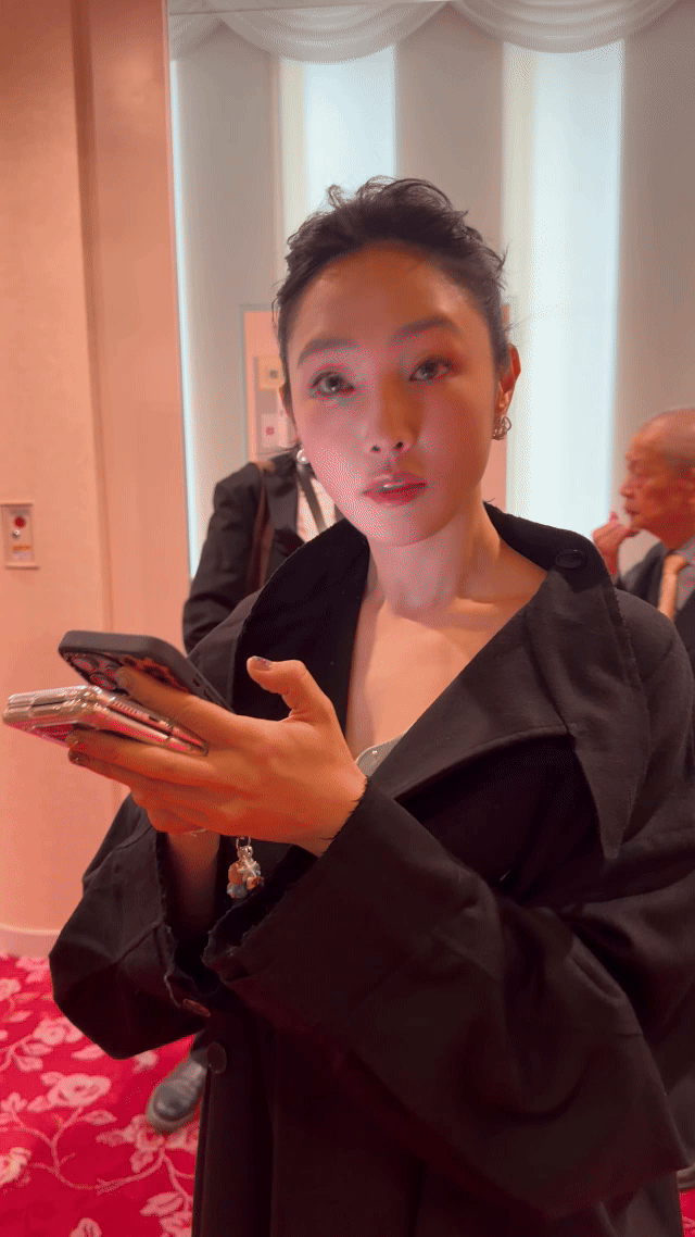 白百何拿三个手机回消息 三部手机同时运作，白百何的业务能力藏不住啊，有条不紊的进