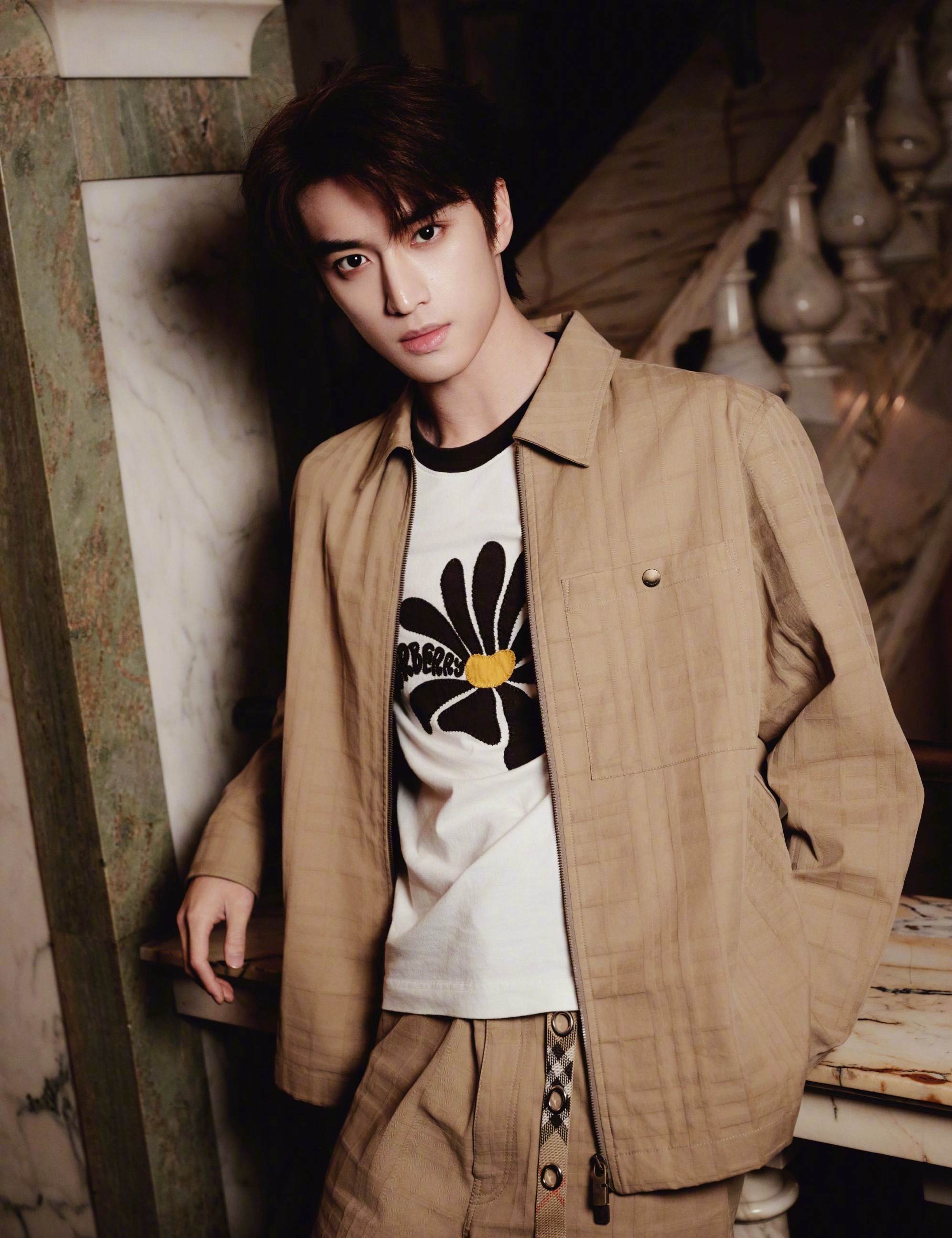 直击时尚幕后 张康乐身着Burberry2026夏季系列，英伦风轻松拿捏。 