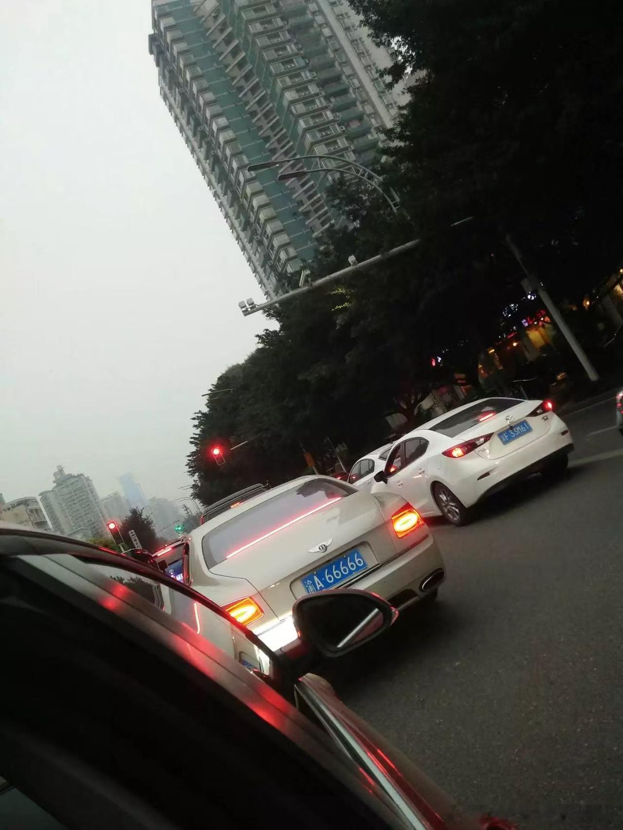 遇到好车牌一定会拍照，任何人都不例外吧！ 