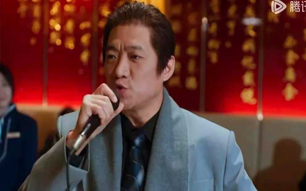 “不是亲爹却喊了20年大哥”——这句网友弹幕，直接把故事顶到热搜。
 

某北方