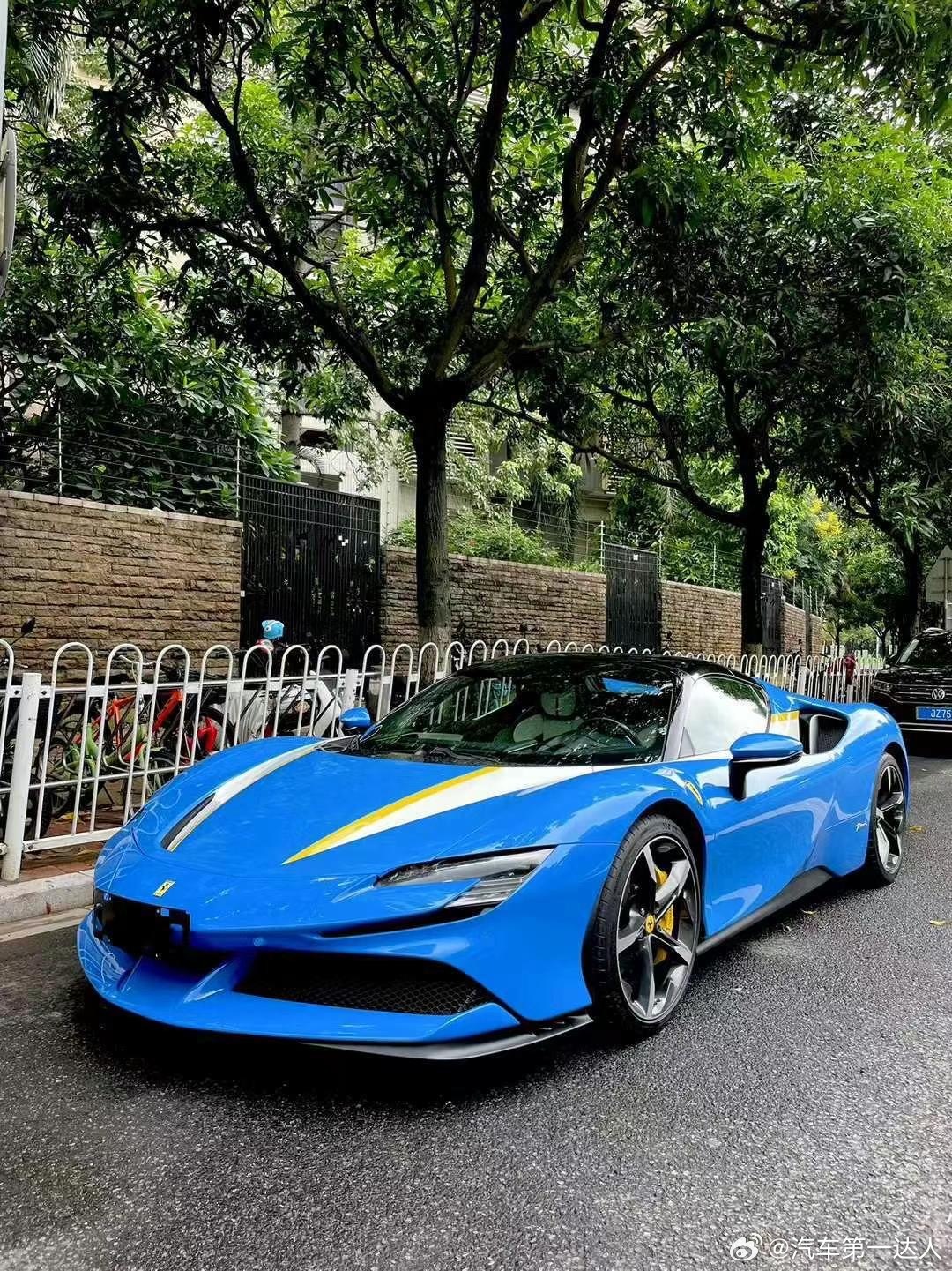 法拉利SF90 Spider Tailor Made 高级定制版，选配300多，