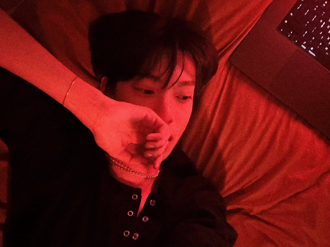 网页链接崔立于视觉中心捕捉一只软萌小兔叽🐇崔立于营业打卡，氛围感拿捏到位 