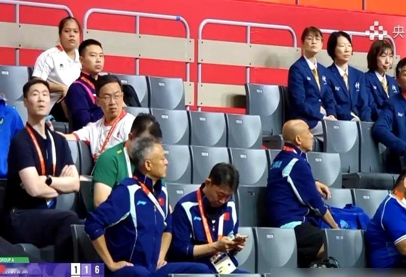 掌声还没落，教练席却像拉了窗帘。
9月20日，女团小组赛对尼泊尔，陈熠上来11比