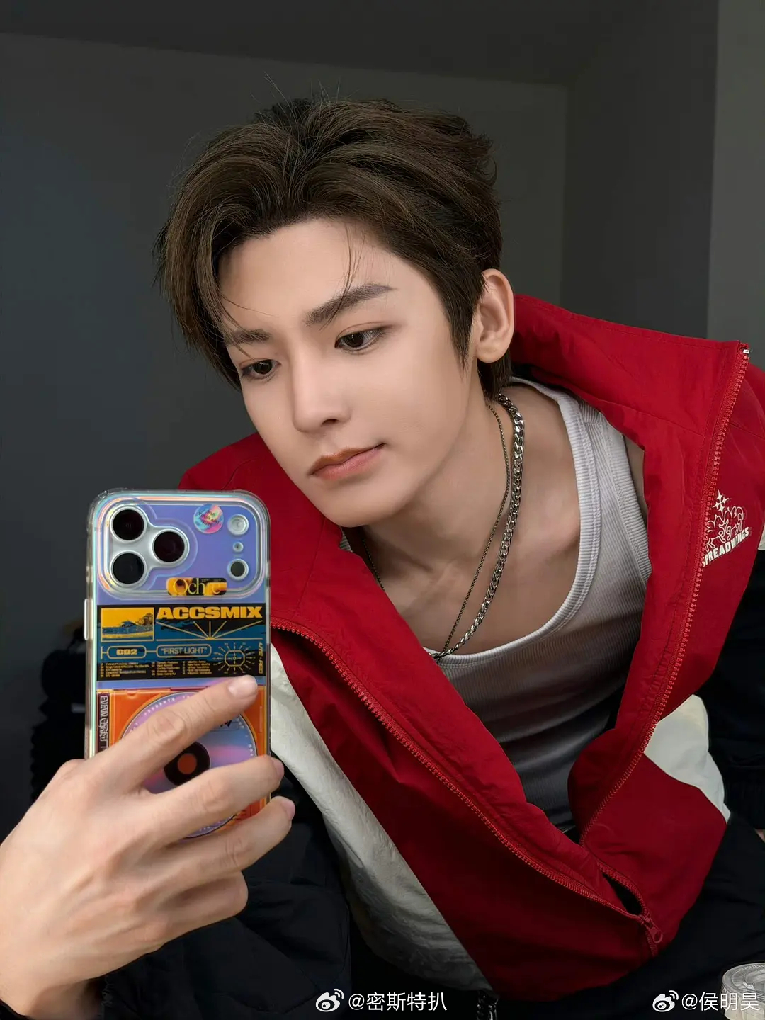 侯明昊挺帅的，只要不画奇怪的妆 