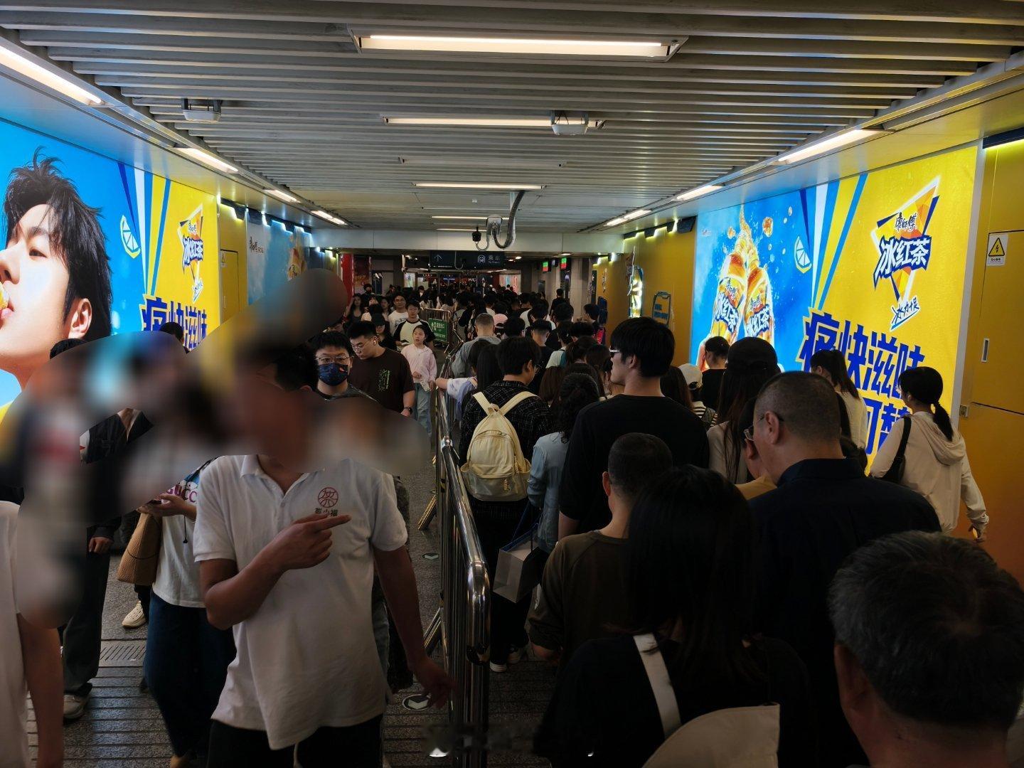 地铁得排队人挤人[嘻嘻] ​​​