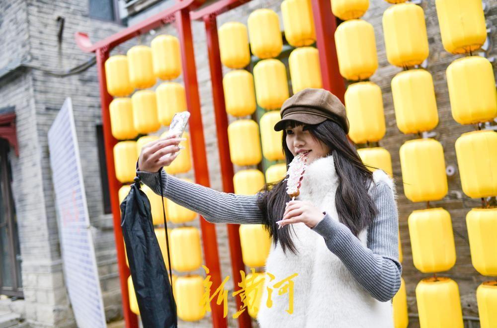 春节临近，济南处处洋溢着喜庆祥和的节日氛围。1月30日，在明府城的老街巷与古建筑