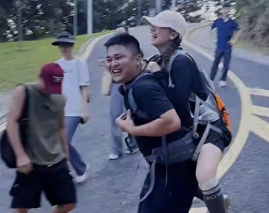 广东女子登山崴脚被背下山，恶心一幕引众怒

广东广州城郊网红登山道上，一名女子登
