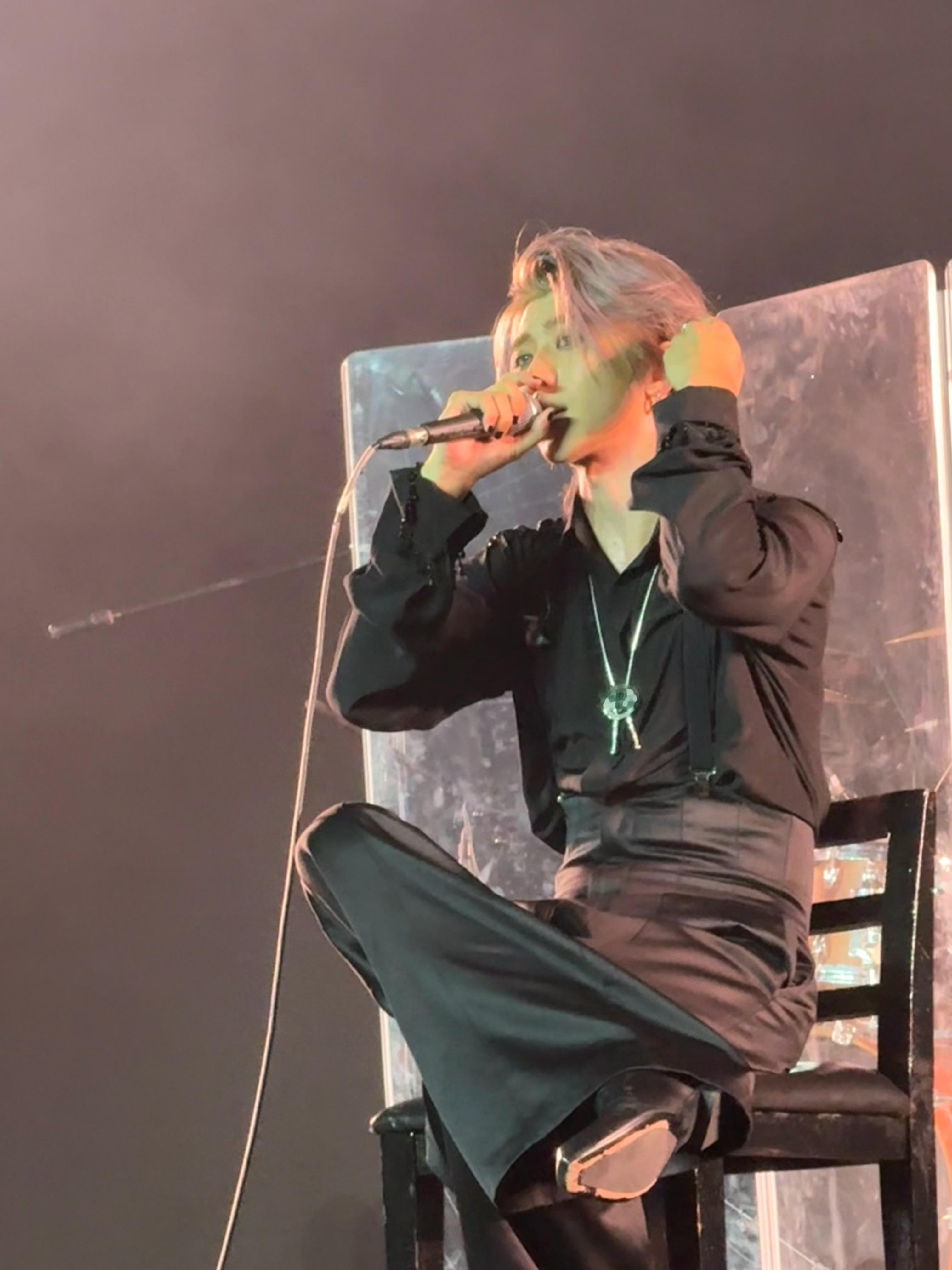 网友目测蔡徐坤身高190真的在人群中好长的一条人啊，好瘦啊！！ ​​​