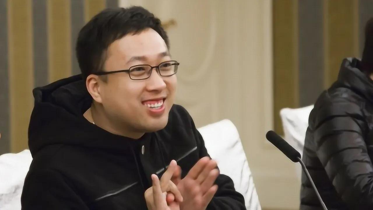 许凯真的把于正搞的有点像老鸨，怎么于正签一个他就谈一个。

许荔莎说她是2022