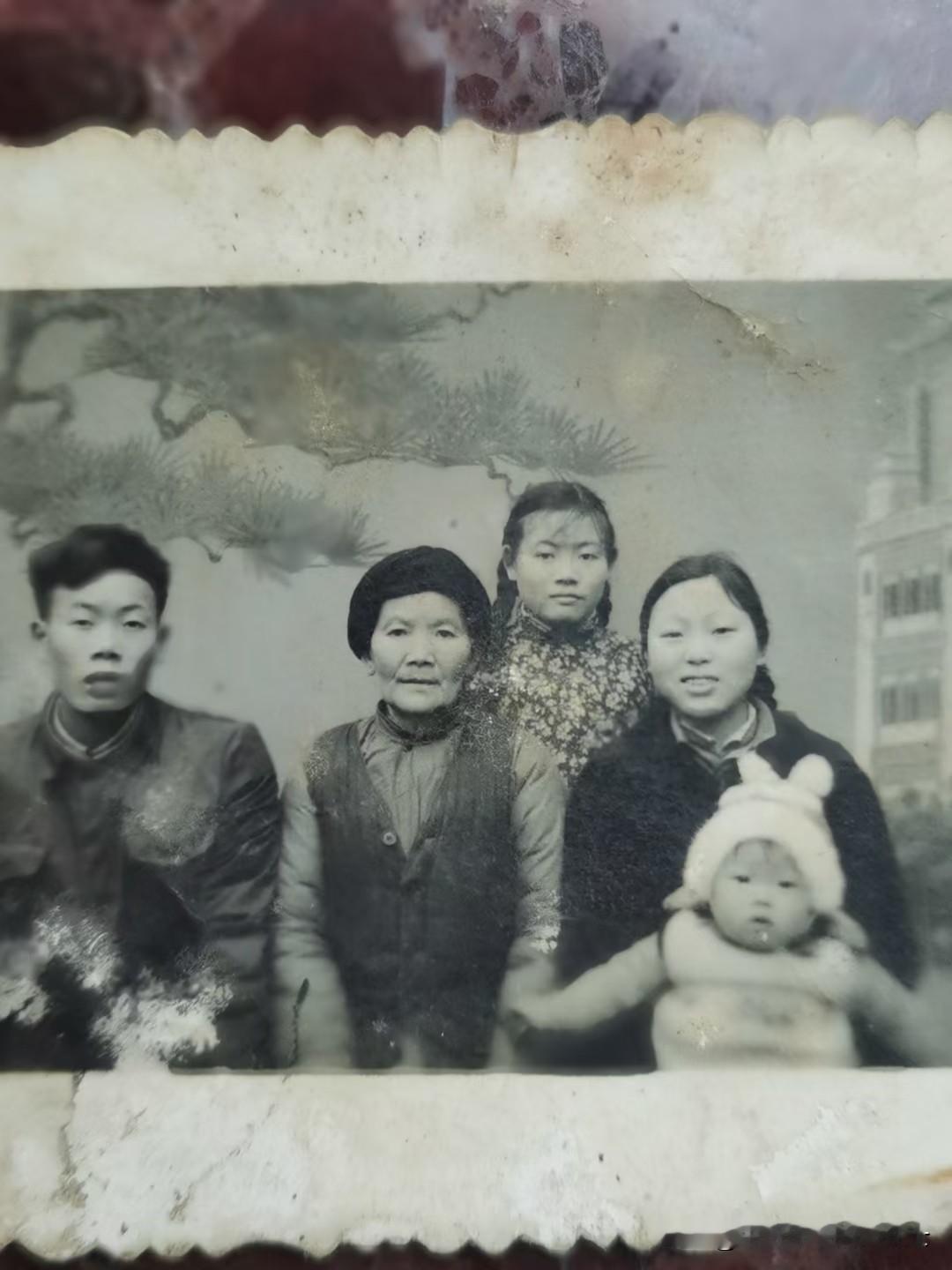 今天又一次翻到这张53年前的旧照，照片中爸爸妈妈还是青春的模样。

听妈妈说，这