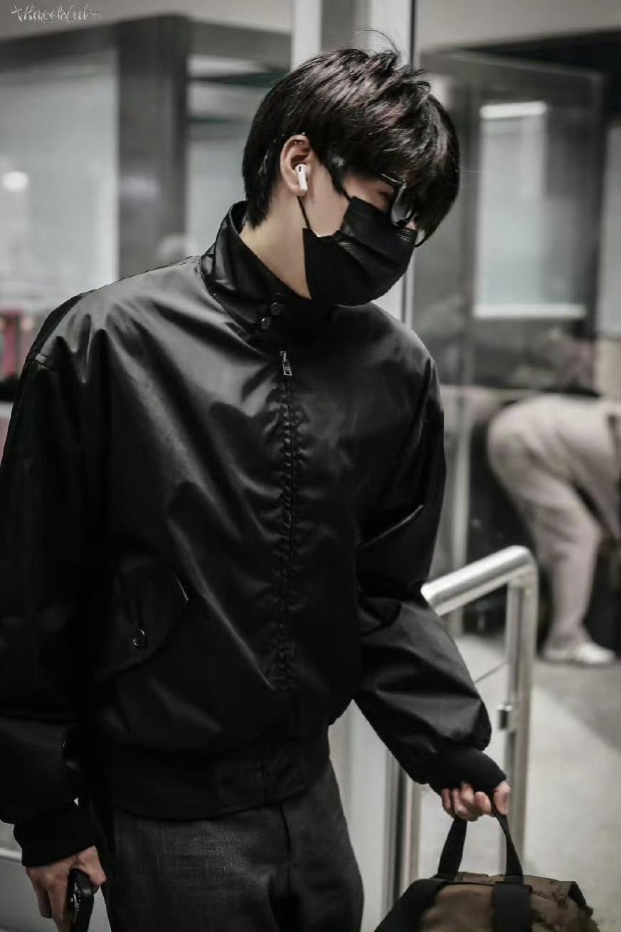 朱志鑫米兰到达，即将参加Prada26秋冬时装秀，all black造型青春性感