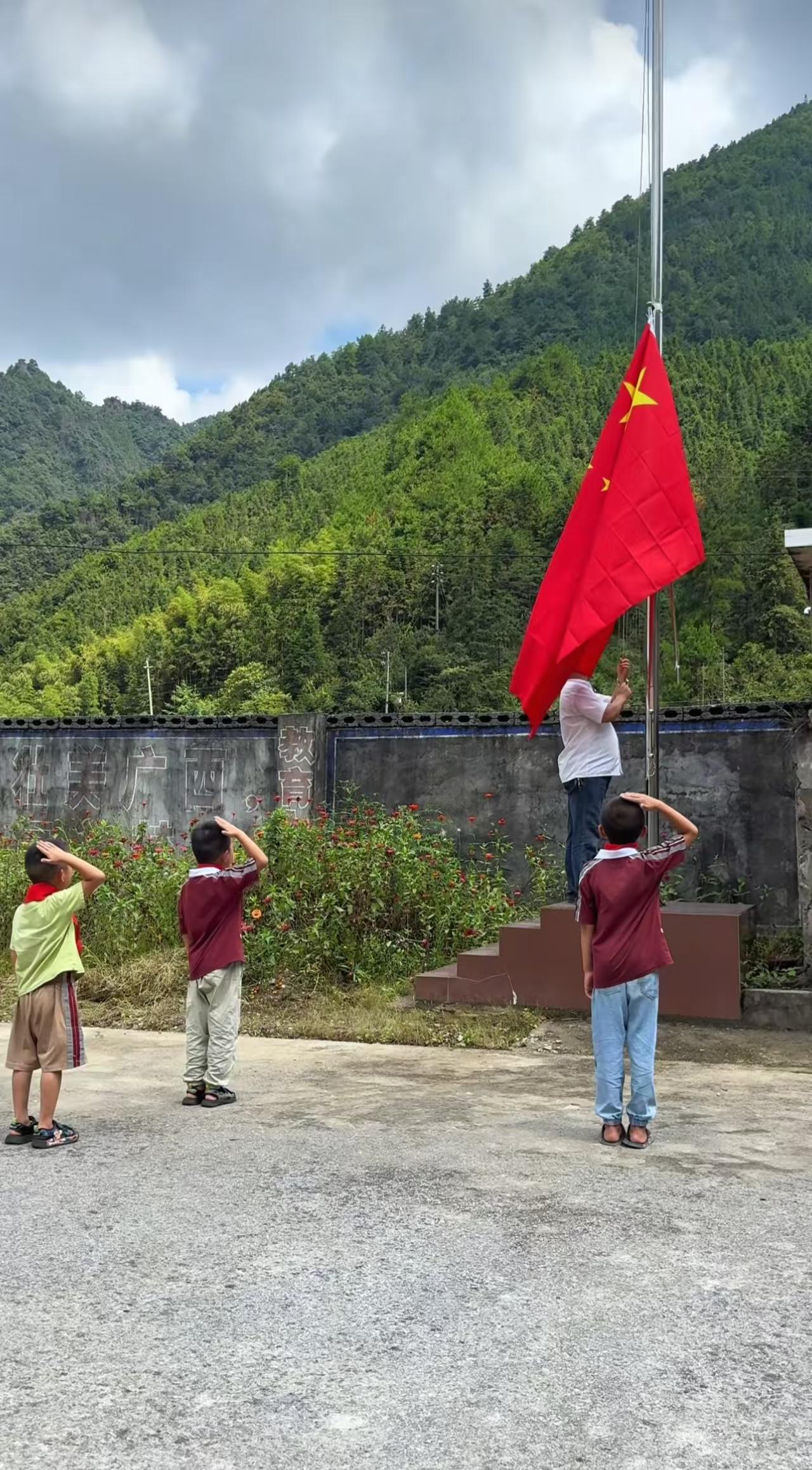又是一年开学季，
你可能还报不了名，只能读私立学校，但是在这里，学校只有三个学生