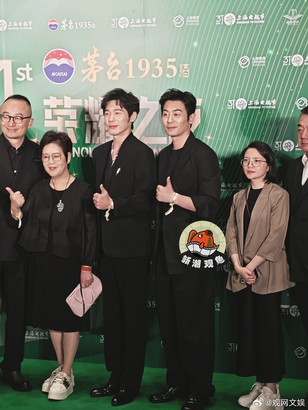 白宇亮相白玉兰提名晚宴 白宇朱亚文两位大帅哥，携《太平年》剧组来提名晚宴啦白玉兰