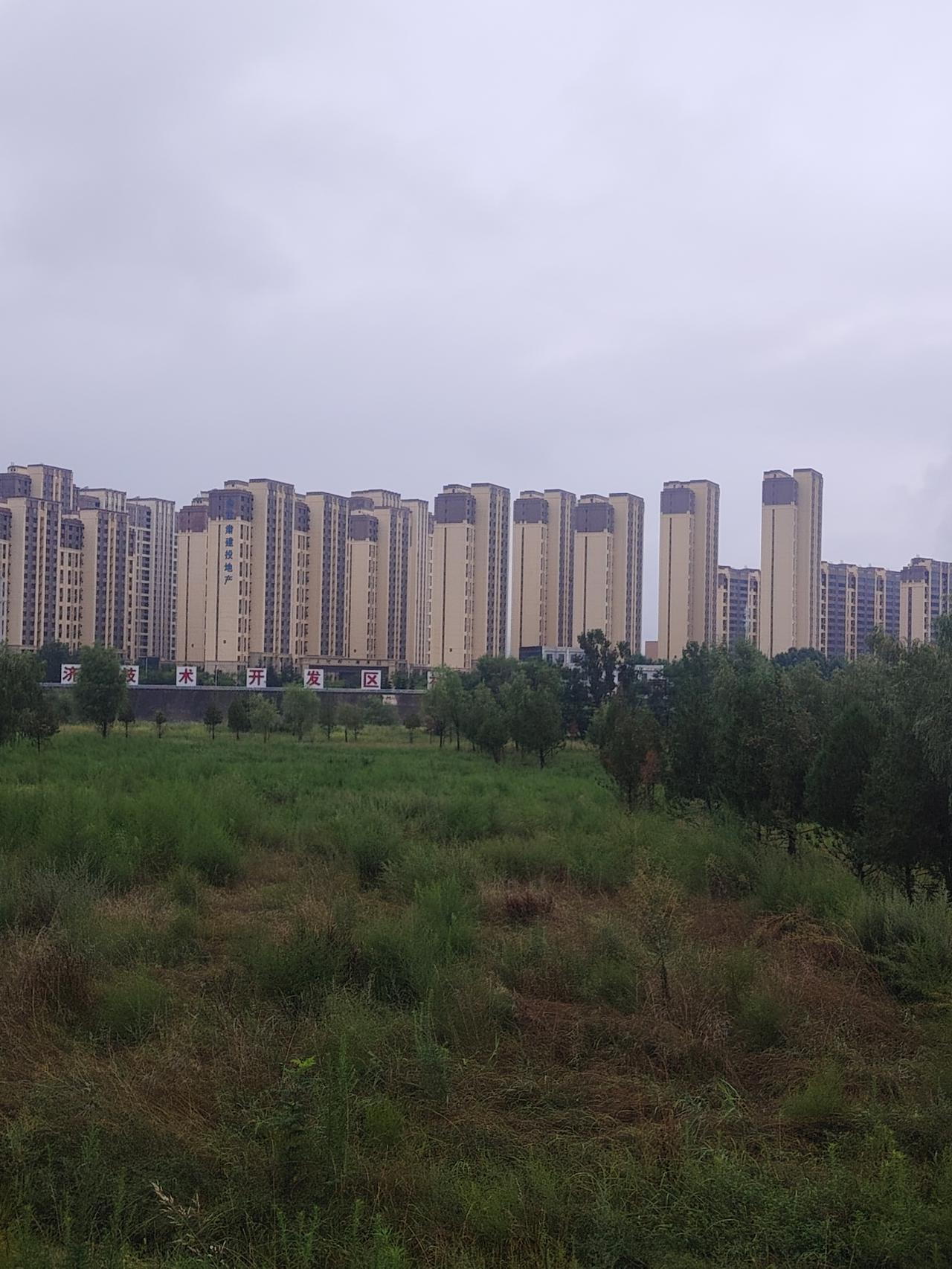 清晨天水市气温最高没有20度，非常凉爽，不像南方那么热，感觉很好
 
清晨漫步天