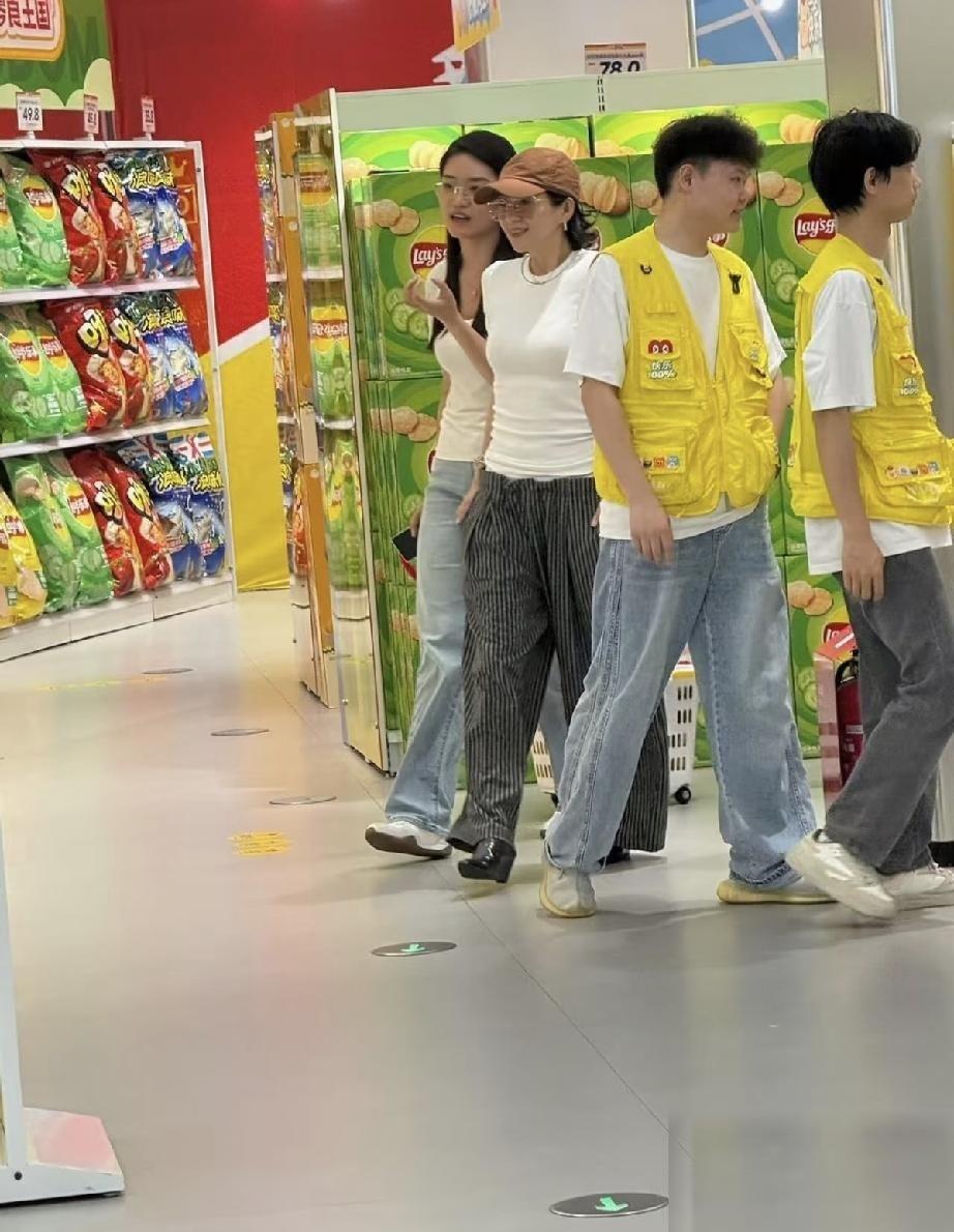 章子怡在长沙零食王国把外套脱了以后，这体态真像一个老太太，面对网上一片吐槽她“肉