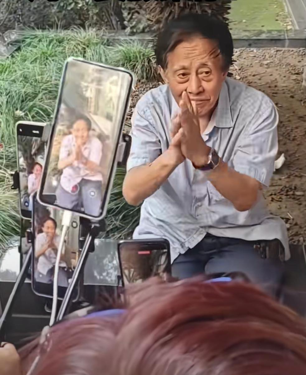 建工爷叔，性格就这样，正因为性格古怪，喜欢跟人抬杠，争辩，还贪小便宜，才会有流量