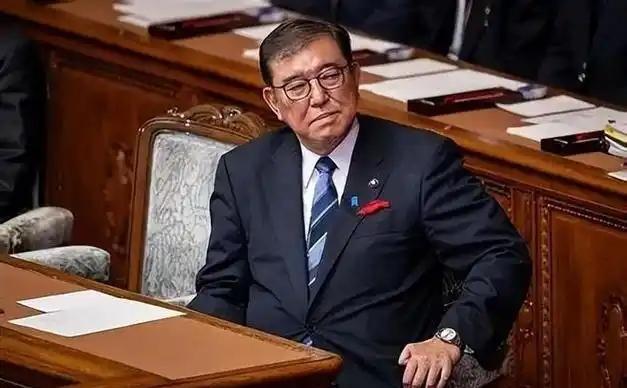 日本瞒了整整1年，“解放军对日舰开火”登上头版，石破茂还想报仇不成？

8月10