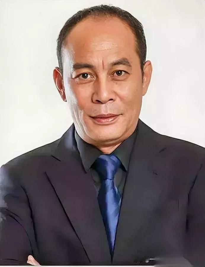 “爸，你先等等！”

行李还没落地，她人已经冲出去。

我顺着那阵风一样的背影回