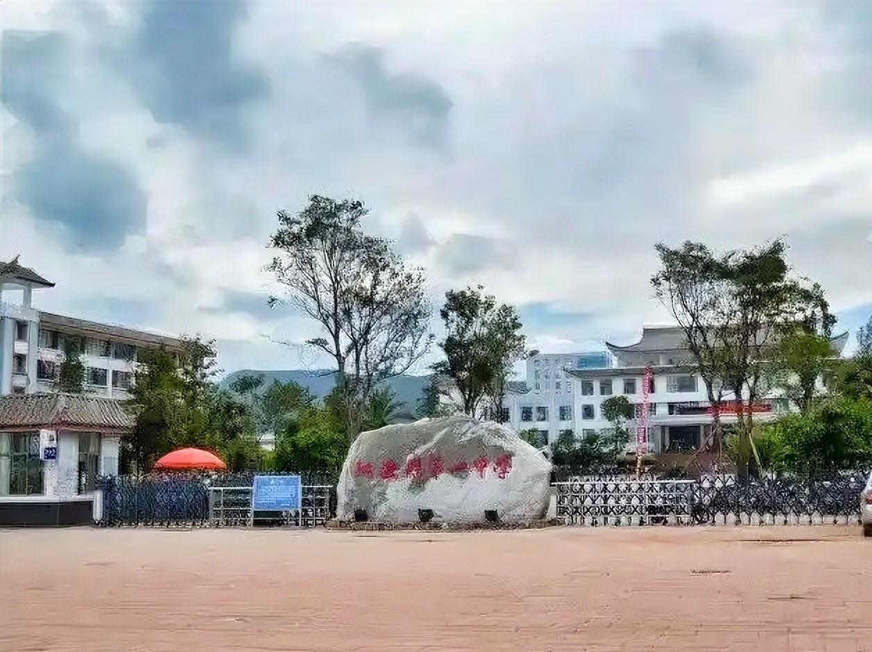 “是走投无路了吗？”云南楚雄，高三教师，压缩个人休息时间，为月考出题，兢兢业业，