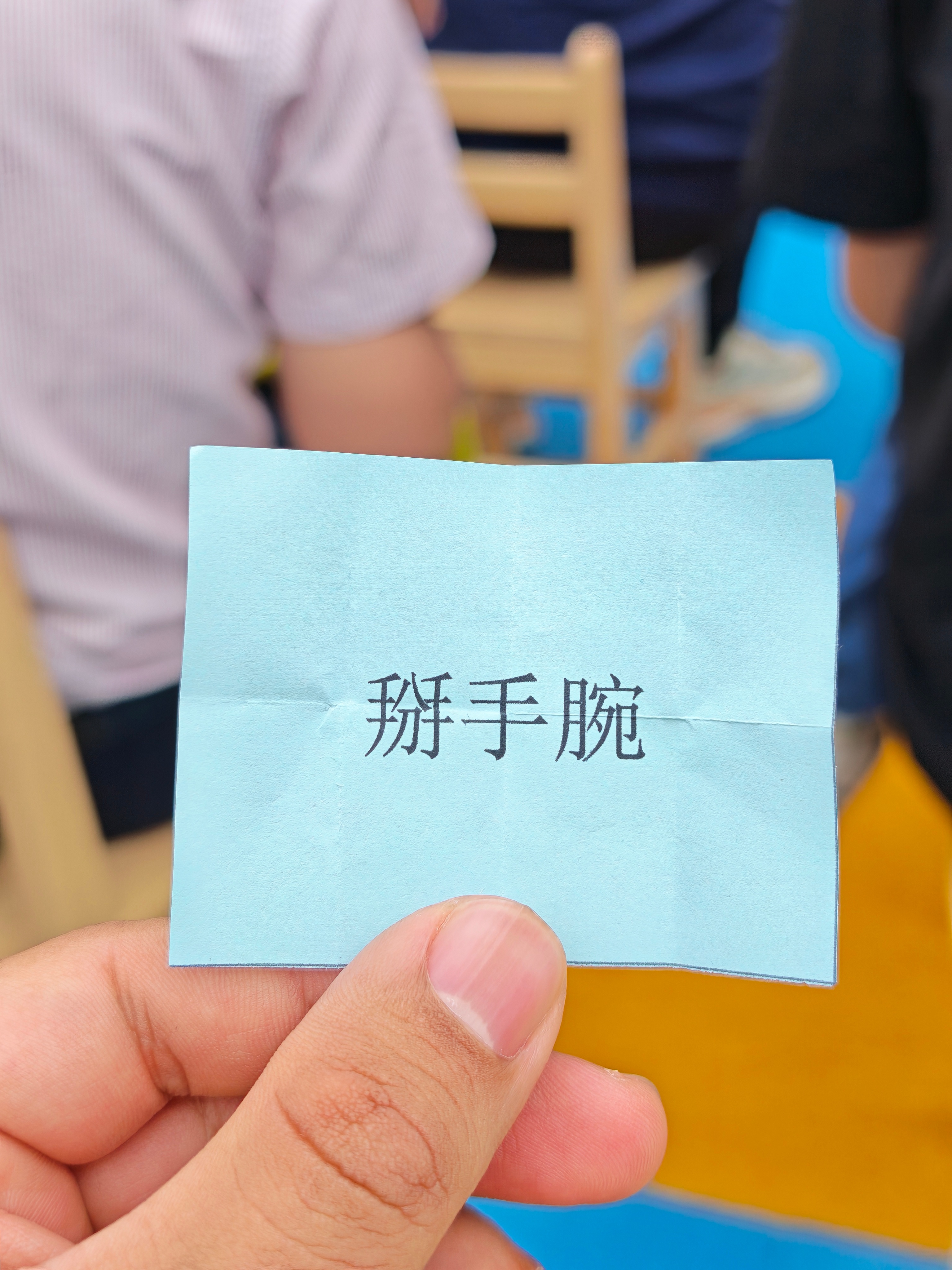 幼儿园这比赛太抽象了，没有规则就是最大的规则是吧？家长掰腕子比赛，还有对面小孩偷