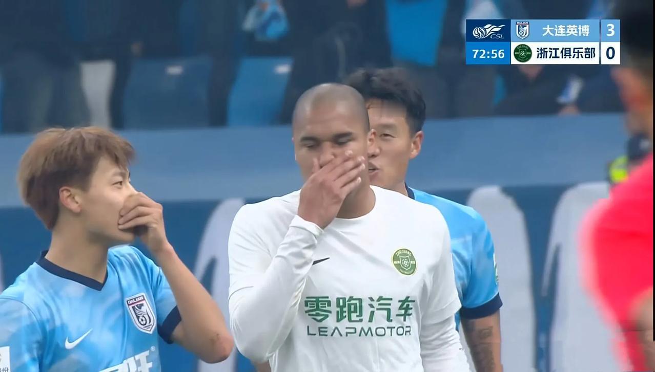 骂人也不敢张嘴！本轮中超比赛出现了令人啼笑皆非的一幕。
这是大连英博主场对阵浙江
