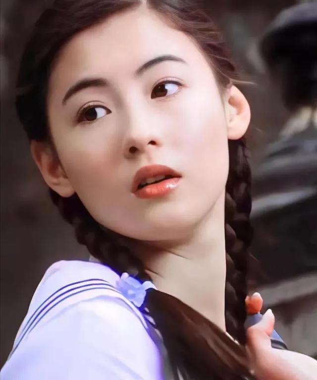 2003年，陈小春和张柏芝同游泰国曼谷。在海边时，穿着比基尼的张柏芝身材火辣，慢