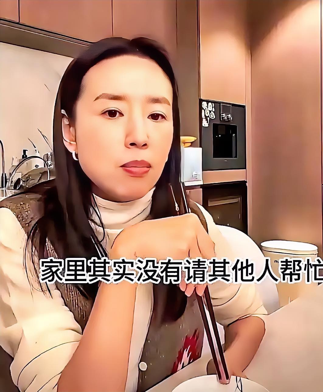 董洁，属于颜值下滑比较厉害的，也许不舍得找个保姆，照顾儿子和家太过辛苦。这么成功