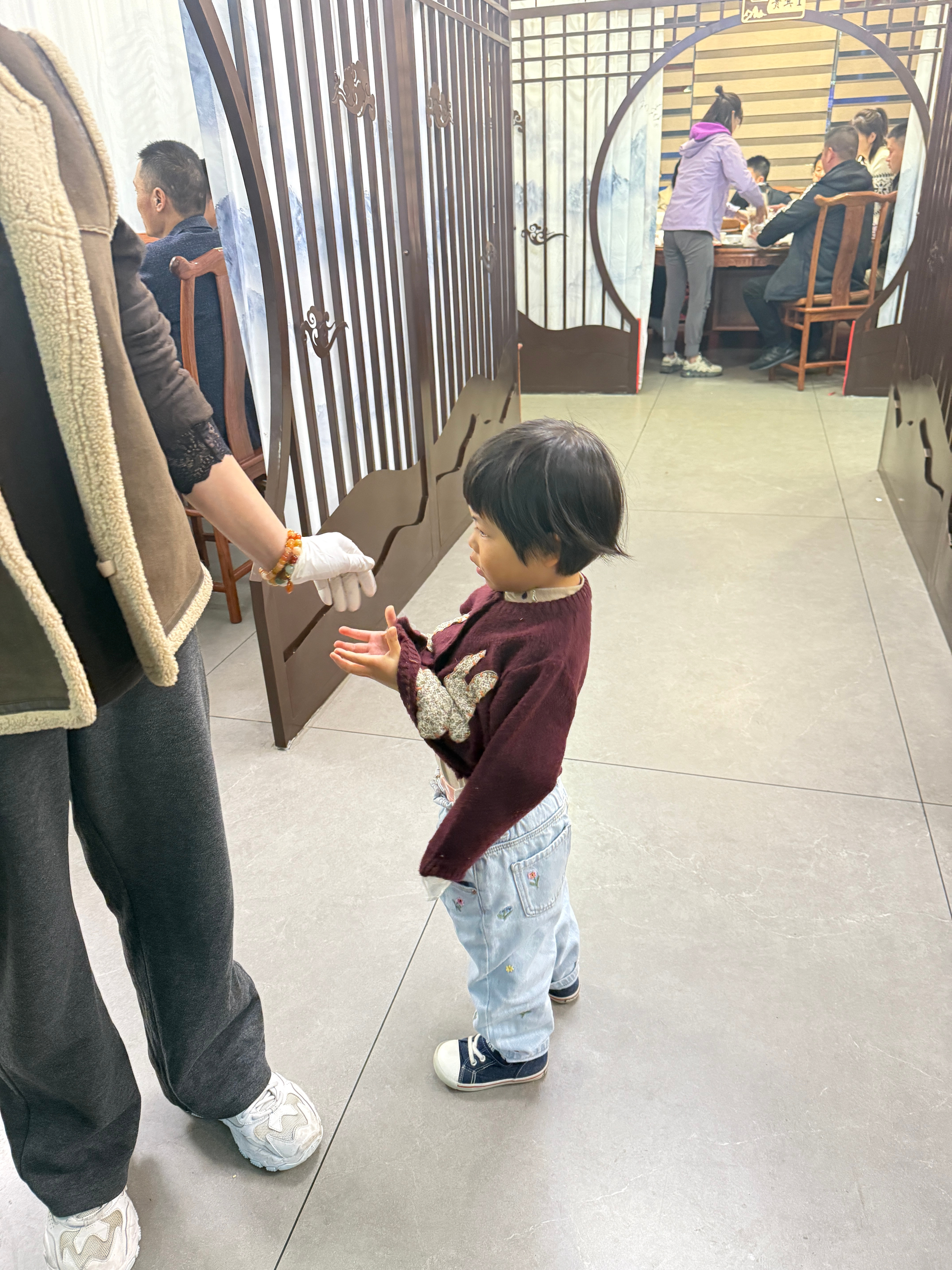 球宝真是比我想的还不怕生牵手这位完全不认识带娃随手拍