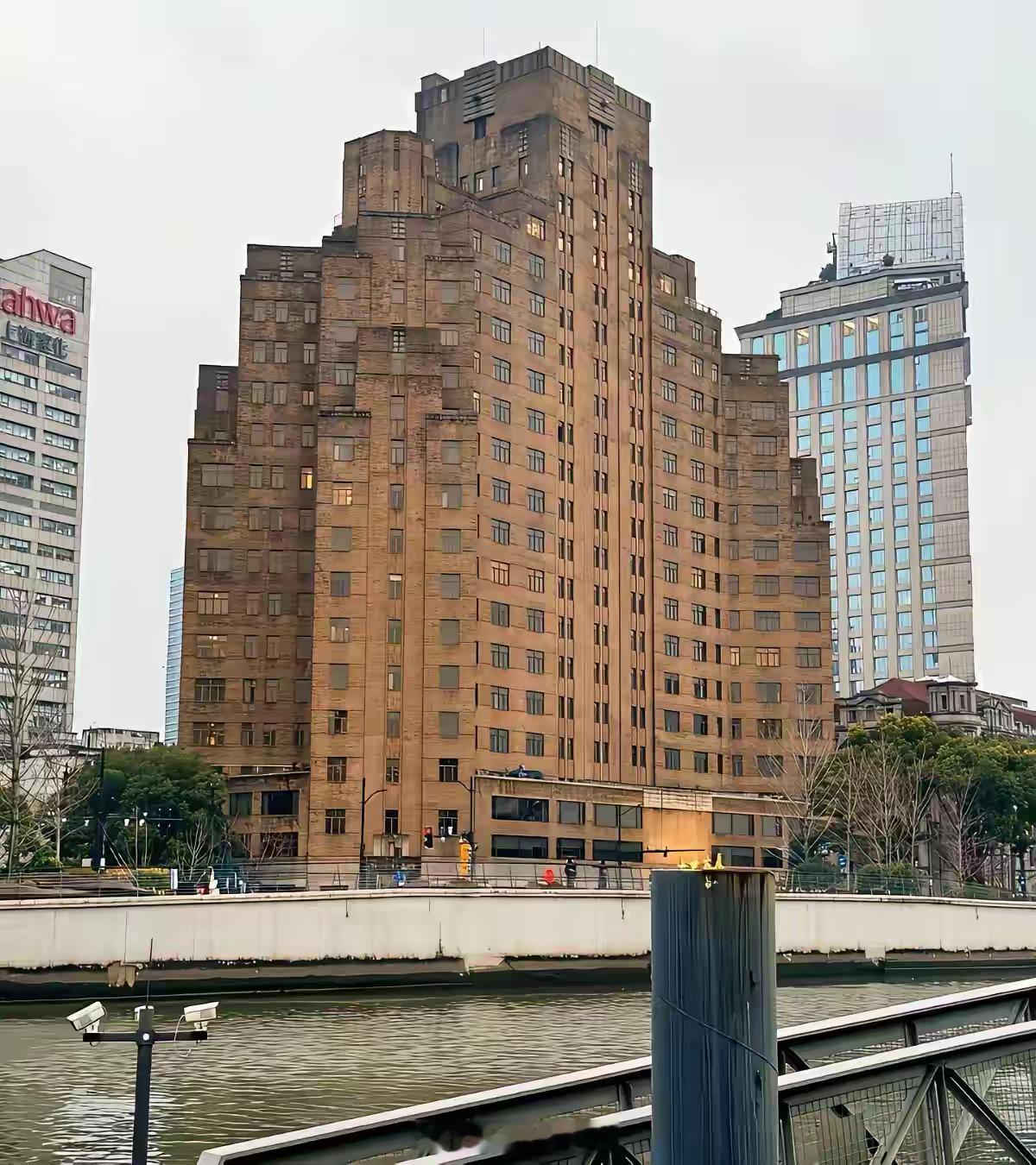 上海这栋楼脏兮兮的，干嘛不粉刷一下？