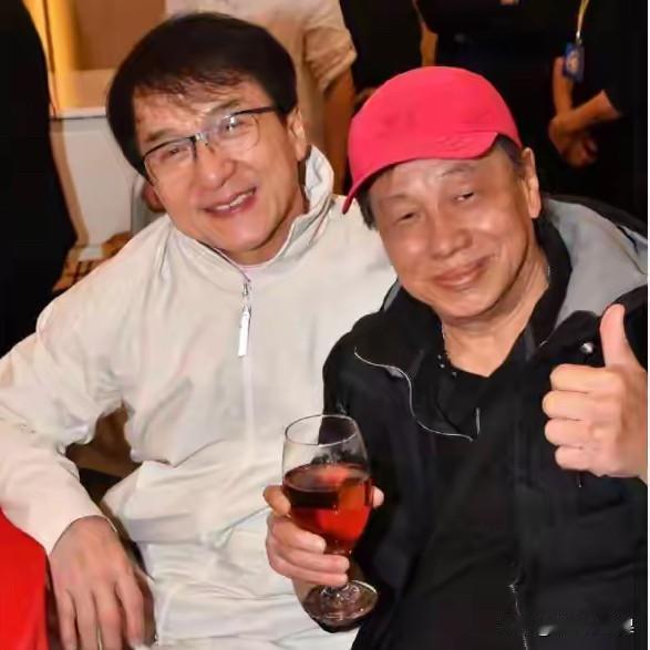 朋友之间干架不是因为钱就是因为女人。当年成龙和梁小龙也曾因为一个舞女大打出手。那