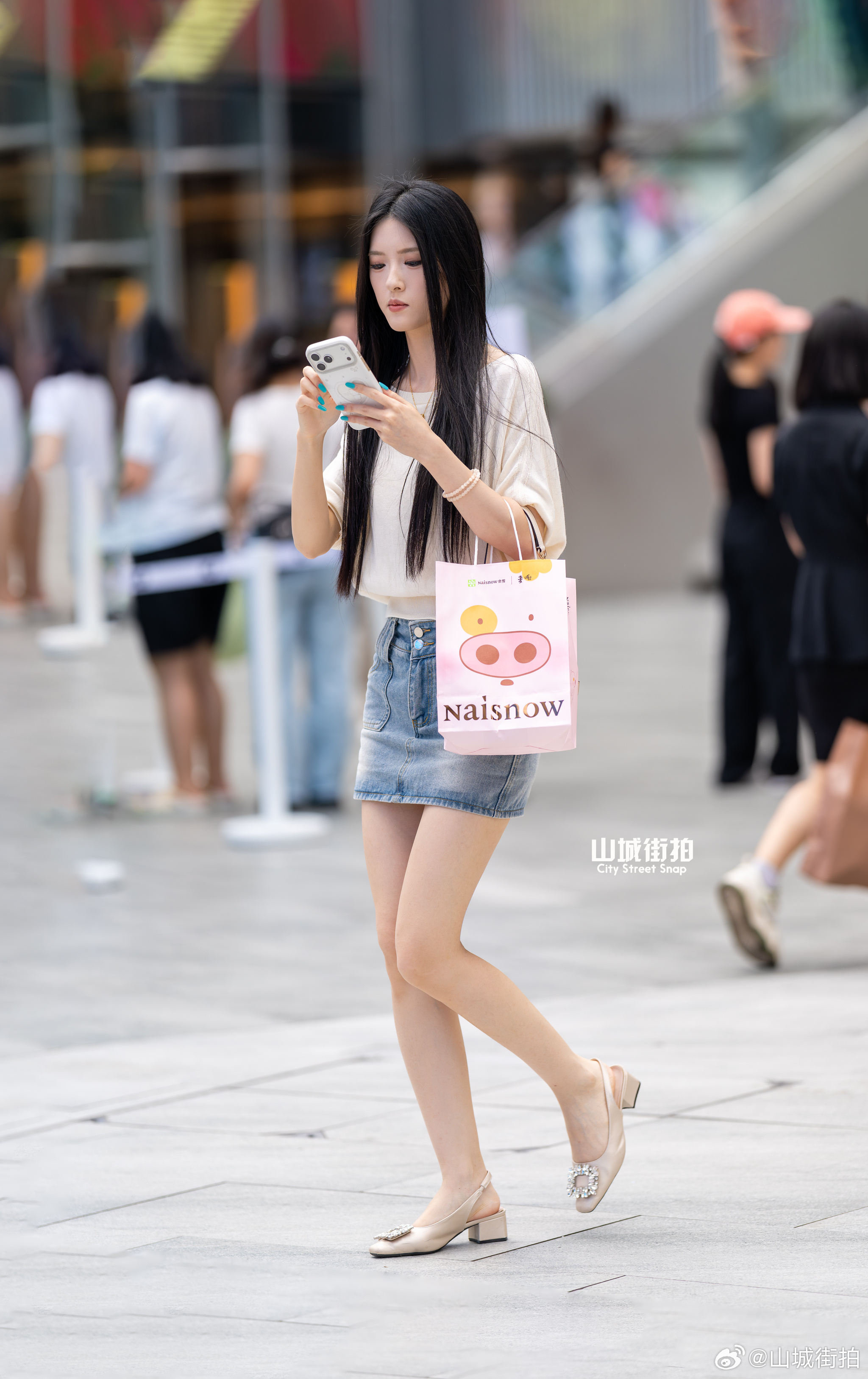 低头看手机，注意脚下安全~ 
