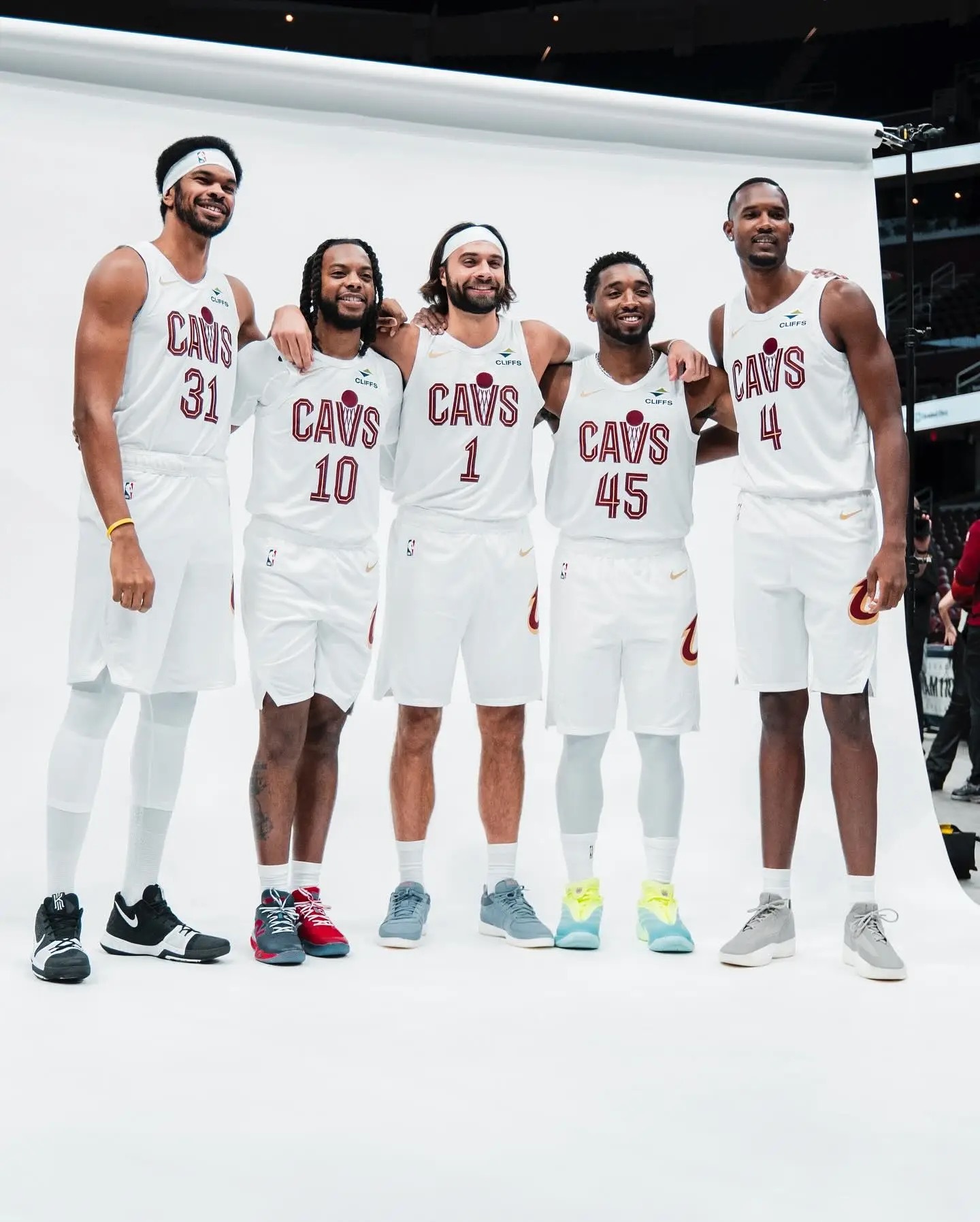 骑士nba媒体日米切尔nba 骑士五虎将[照相机] ​​​