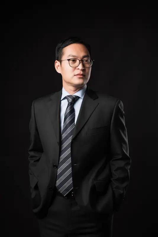 妈呀，这也太变态了！
你瞧瞧这个叫姚远的年轻律师，外表斯斯文文，还戴着一副眼镜。