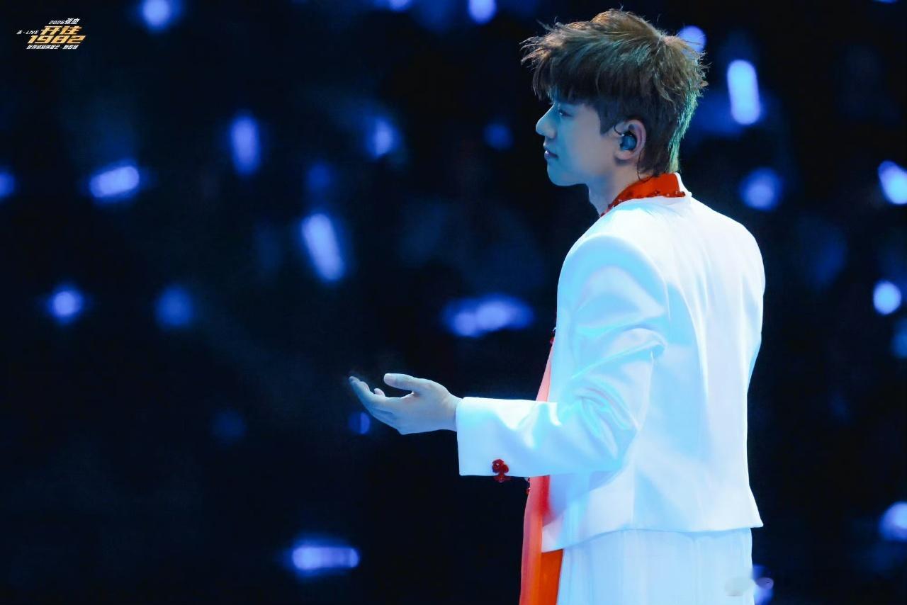 张杰逆战一开口就是回忆张杰未LIVE巡回演唱会 荧光海里，每一句歌词都是时光标本