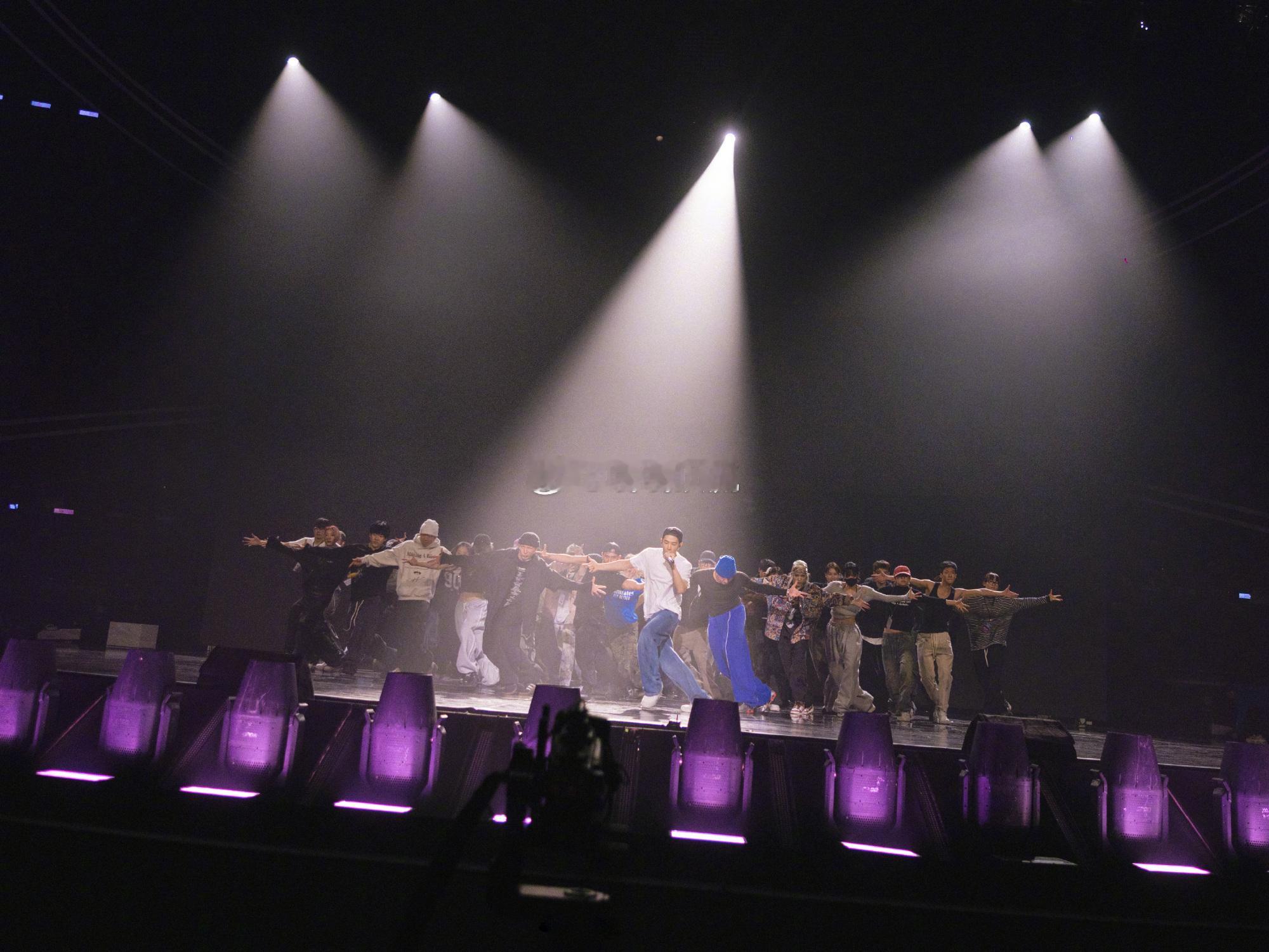 Henry一口气请来38个国际伴舞 这才是顶配舞台！Henry这场演出堪称国际合