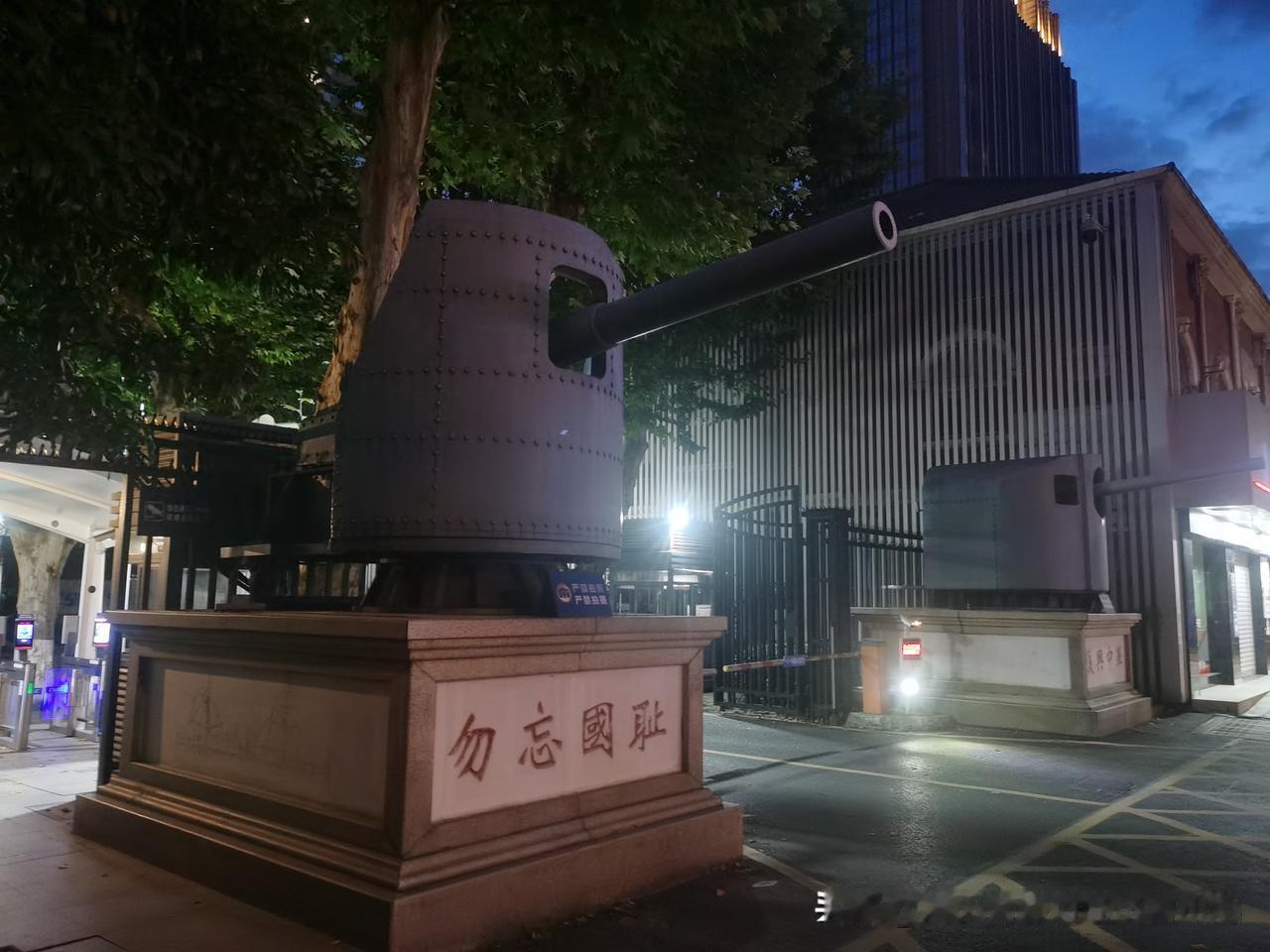 现在世界已经分裂为东方和西方了，我们把东方生意做好是第1步，西方暂时可以不考虑，