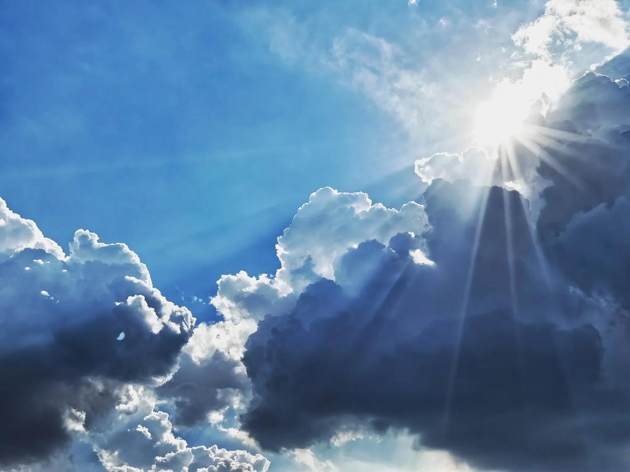 今天下午5点半拍的成都天空。
我的摄影日记 
 
成都里的天空