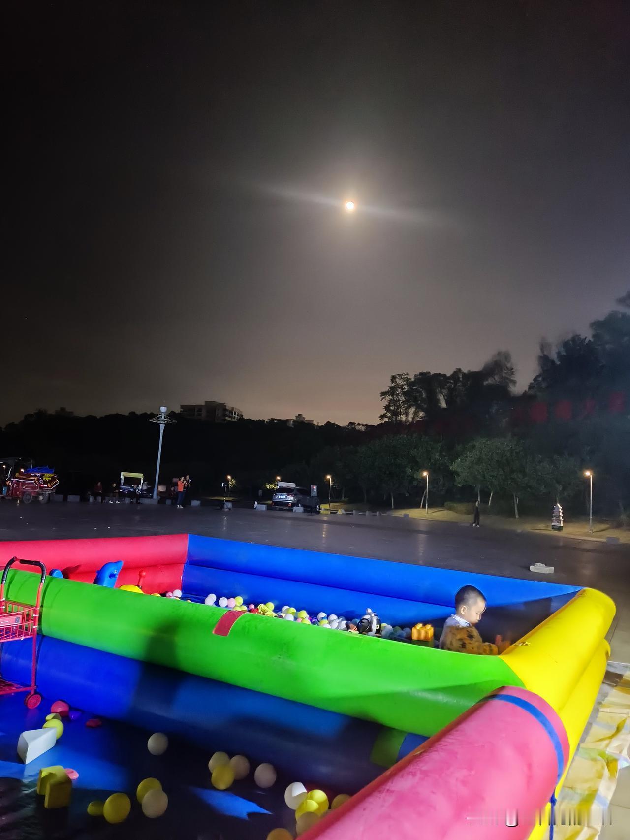 养育一个孩子，是一场持久战。花钱且先不论，平时的教育真的是要花时间和耐心。
就像