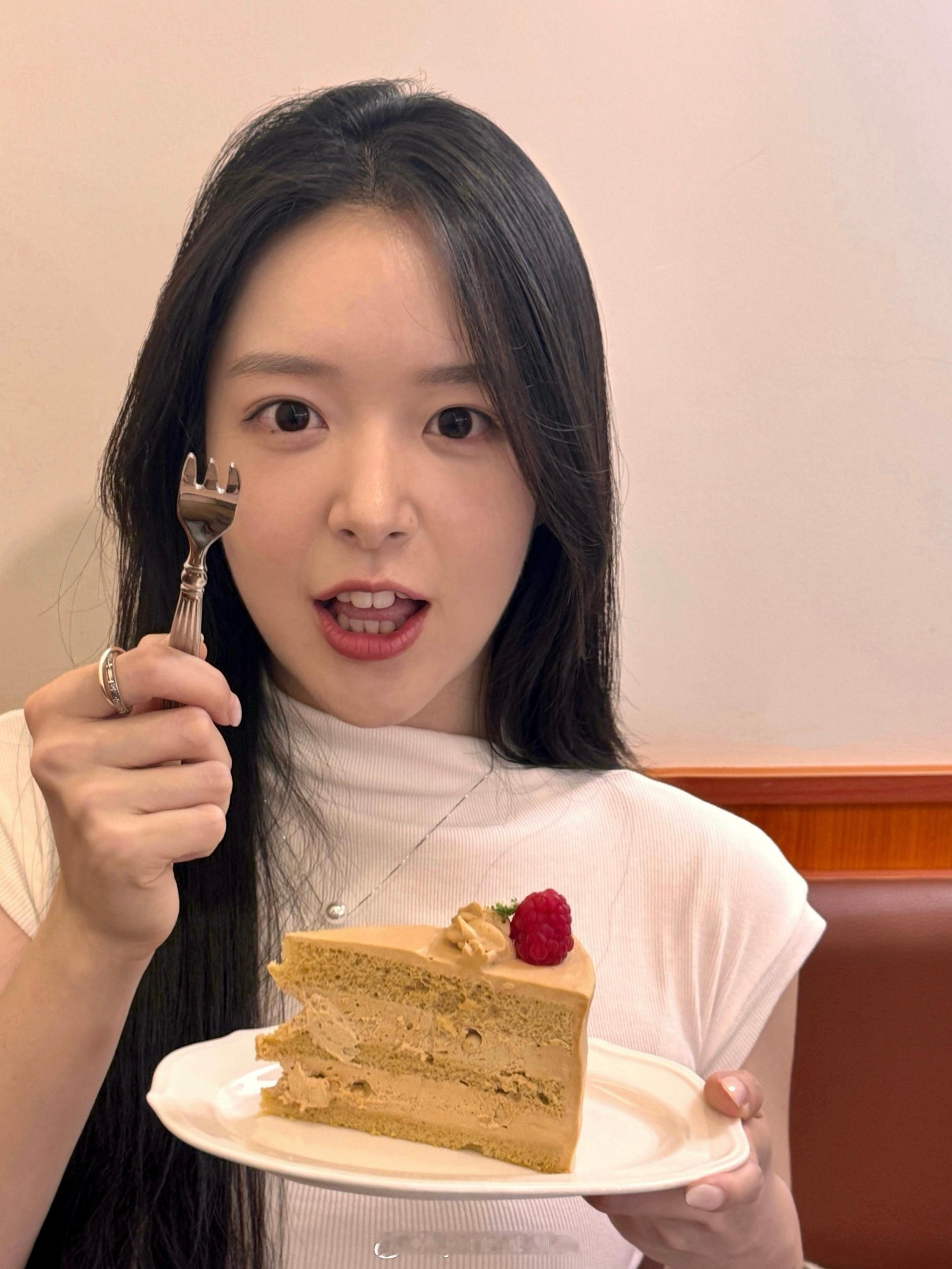 总算吃上蛋糕的小姐姐一枚 ​​​