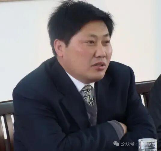 曾任安徽省霍邱一中政教处主任霍邱县潘集中学书记（校长）、霍邱一中副校长兼初中部校