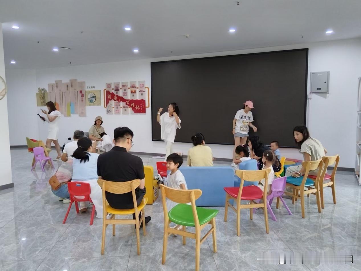万柏林区滨体社区双语亲子课堂 趣味启蒙点亮缤纷暑假

8月16日上午，万柏林区兴