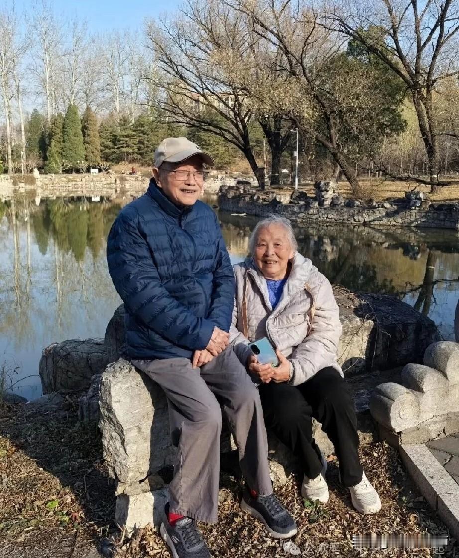 还记得这两位老人吗？
他们经历了两位女儿的离世，
如今白发苍苍、满脸皱纹，
却依