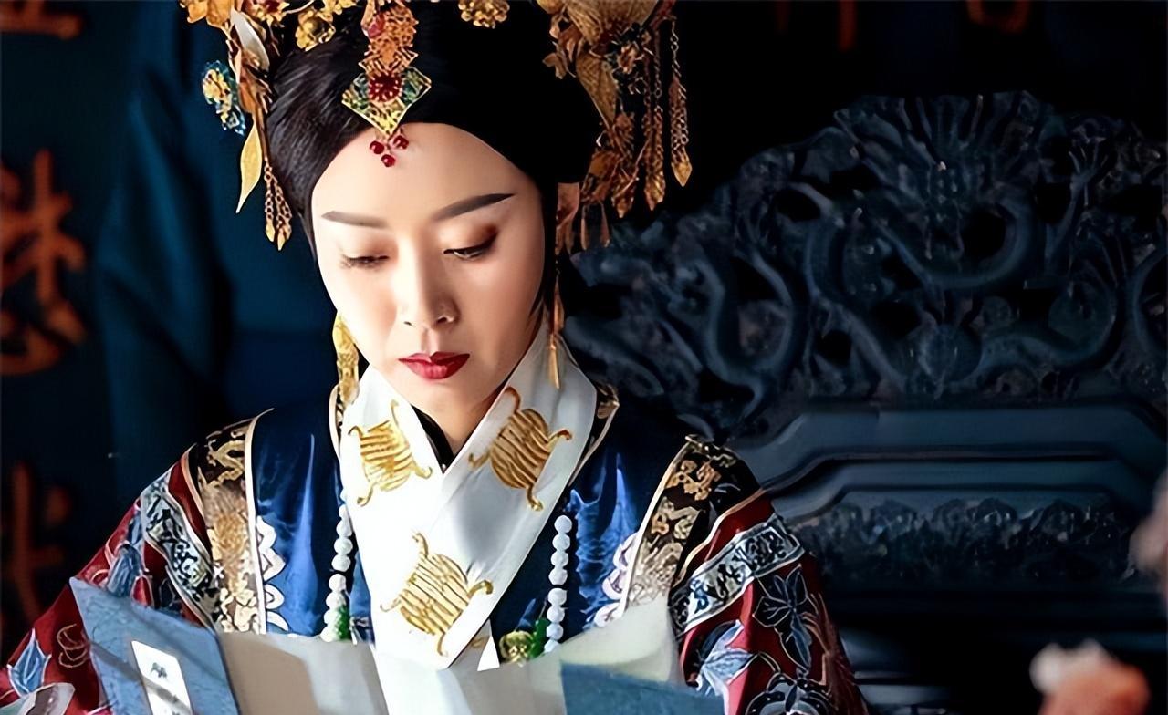 1875年的一天，一匹失控的烈马撞上了慈禧太后的銮驾，在场的人都战战兢兢。

当