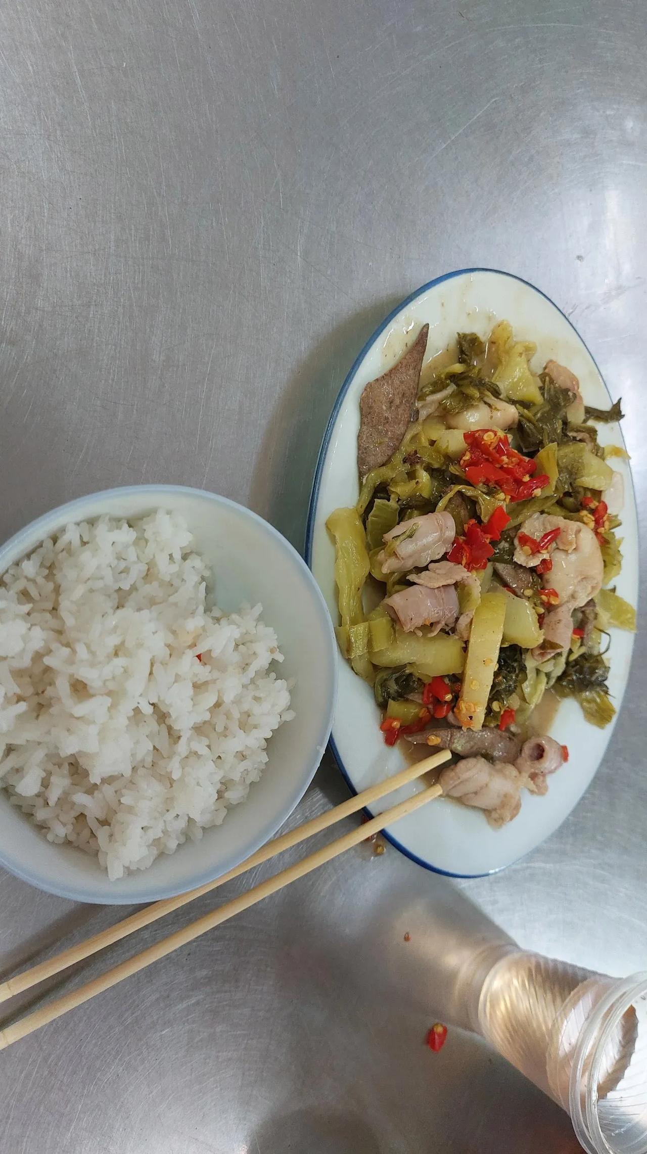 酸菜炒猪杂（预制菜？），味道很咸没有一点香味，老板娘的手艺真的不行，这道菜是不是