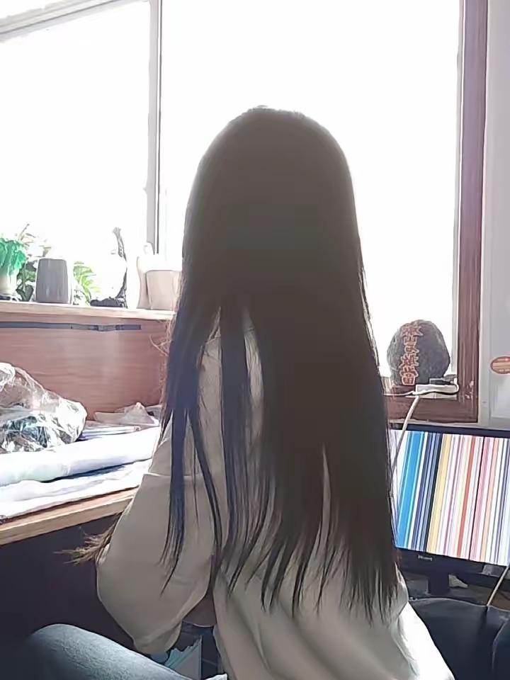 不施妆容不露眉眼，仅凭这一头秀发，就勾勒出恰到好处的静谧与温柔。温柔系气质 长发