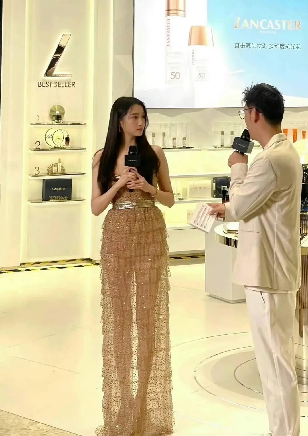 好长的腿。 