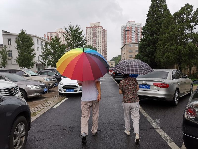 我超支持“未经他人苦，莫劝他人善”。这可不是说说而已，现实里太多站着说话不腰疼的